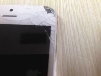 女子接完電話iPhone5屏幕炸開 碎片擦傷眼球